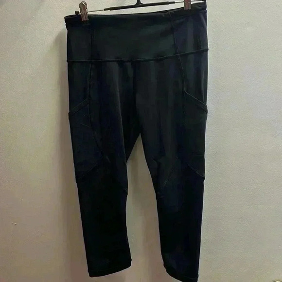 Lululemon Black Cropped Workout Pants-Size 6 - Picture 1 of 4